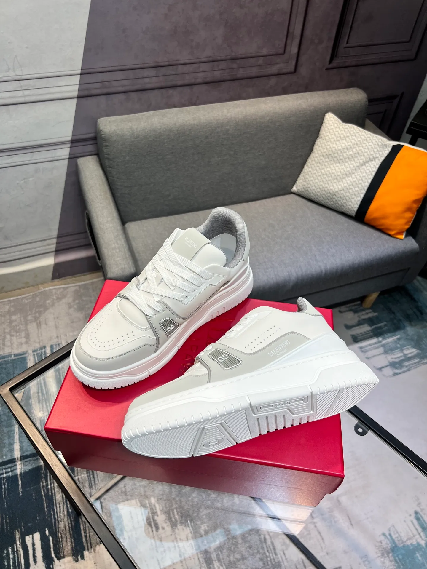 Men's Men's Shoes 💰660 Valentino 2023 early autumn new star shoes are now online! Wang Hedi and Ren Jialun have been worn by many celebrities. Who can refuse the same couple shoes as Wang Hedi! The design of Stars Stab My Heart is cool and spicy. The material of the shoes is cowhide, and every color is beautiful! Size 35-40, men’s size 39-44 (women’s 41, men’s 38, 45🉑️customized)